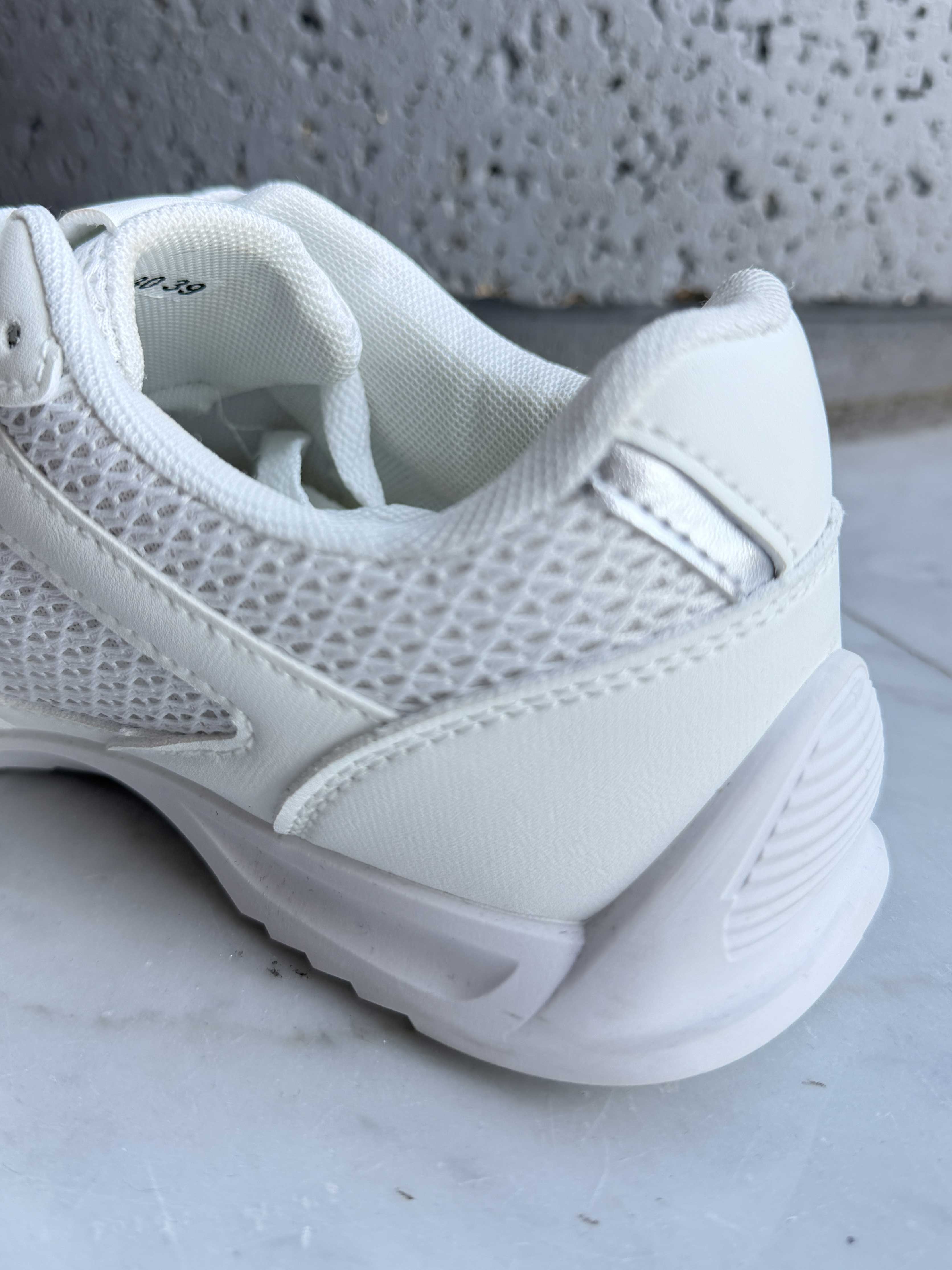 Gaidia – Vita, sportiga sneakers med en lätt och luftig meshdesign